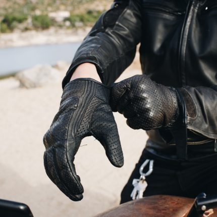motorcycle-driver-wears-leather-gloves